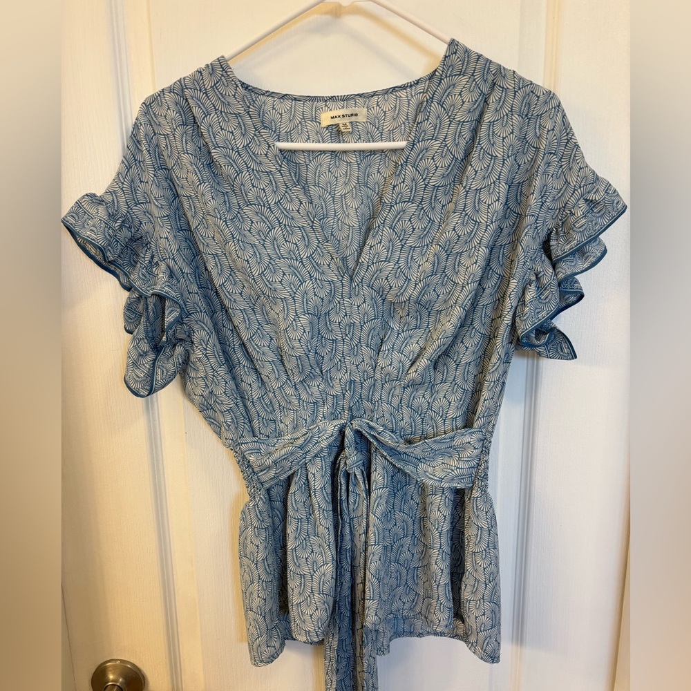 Women’s Size Medium Max Studio Blue Patterned Wrap Top